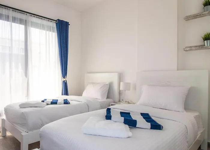 2 Bed - Sleeps 4 - Services *