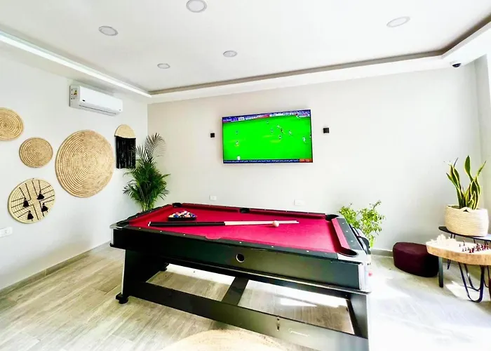 2 Bed - Sleeps 4 - Services *